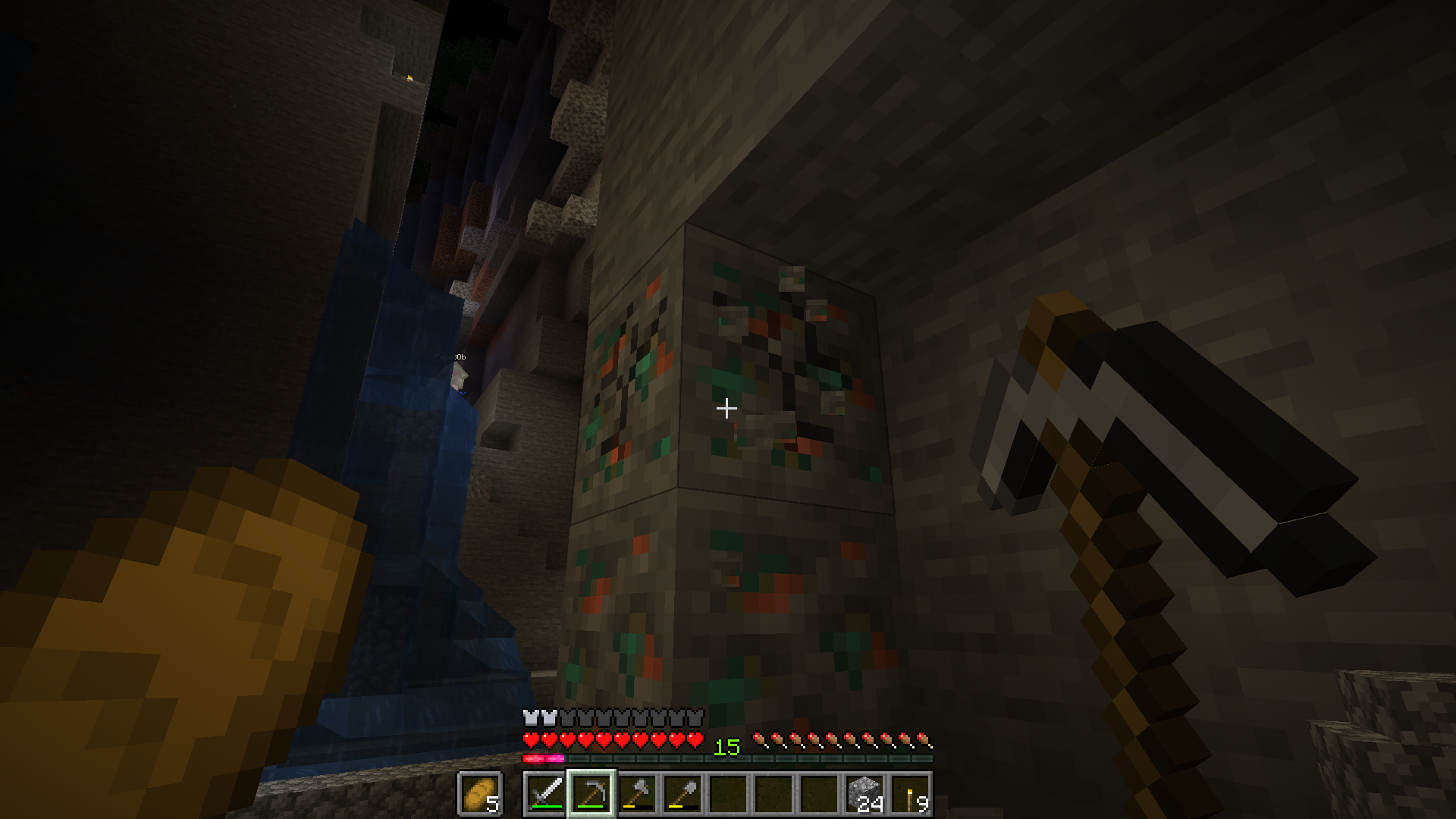 Ich baue Kupfererz ab. Weiter hinten ist Alice in einem anderen Teil der Höhle hinter einem kleinen Wasserfall zu sehen.