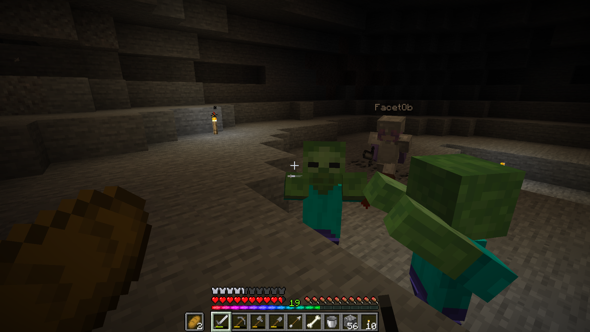 Alice nähert sich mit Schwert in der Hand den Zombies von hinten. Einer hat seinen Kopf in ihre Richtung gedreht.