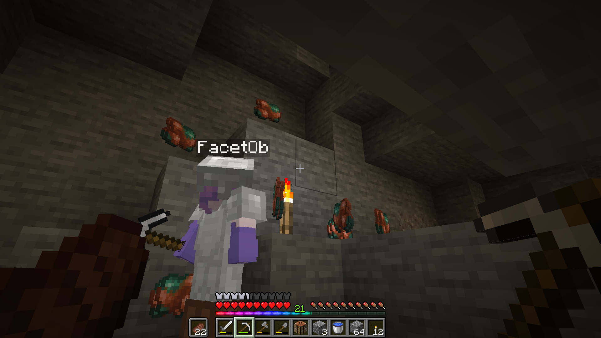 Einige Stücke Rohkupfer liegen um Alice herum verteilt.