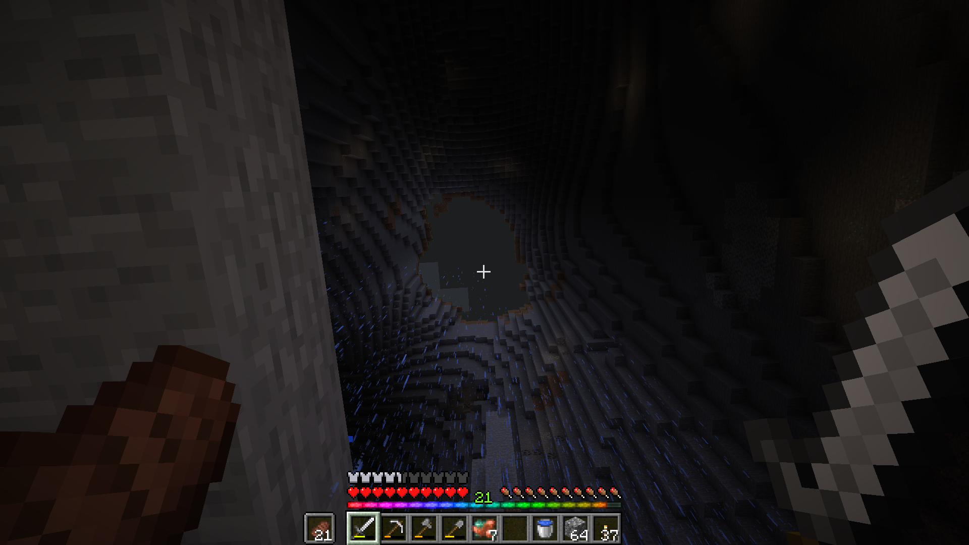 Regen fällt durch ein großes Loch in der hoch gelegenen Höhlendecke.