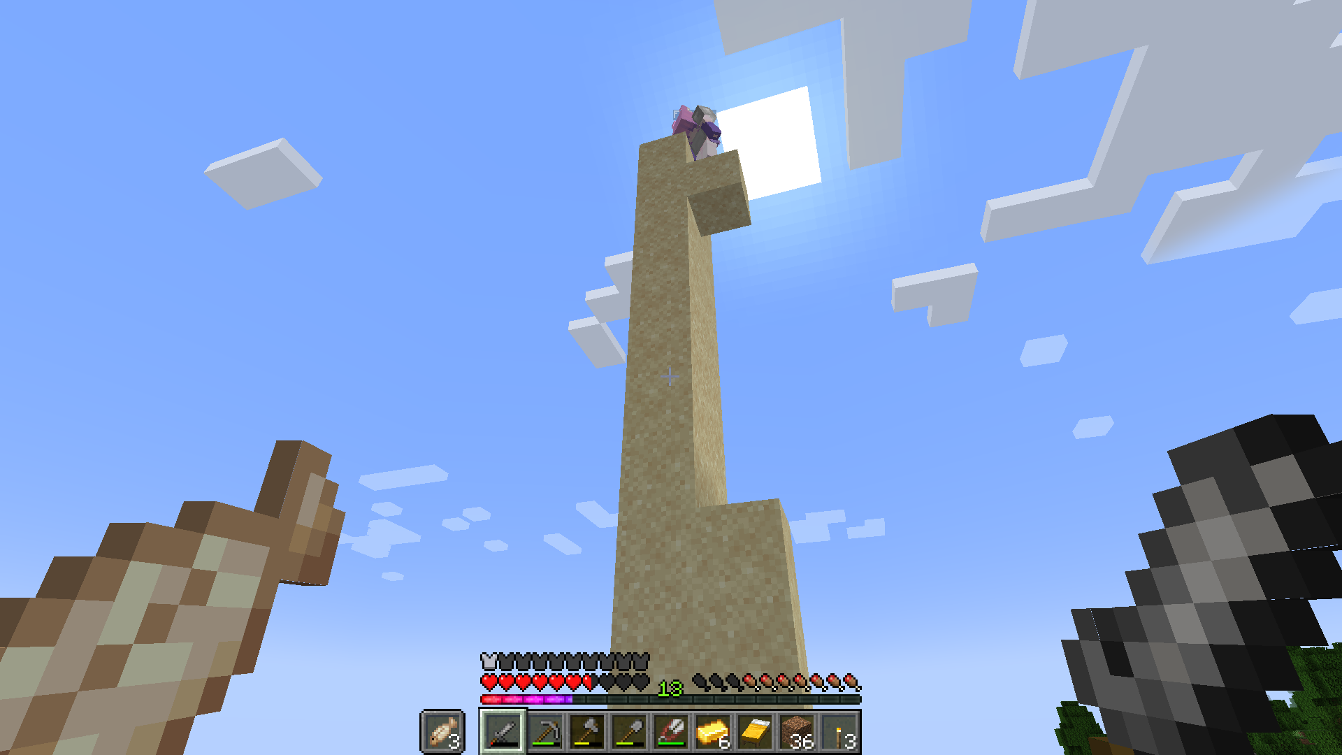 Alice steht an der Spitze einer dünnen Säule aus Sand, die Sonne fast direkt hinter ihr. Sie hat gerade einen weiteren Sandblock an der Seite platziert, der nach unten fällt.