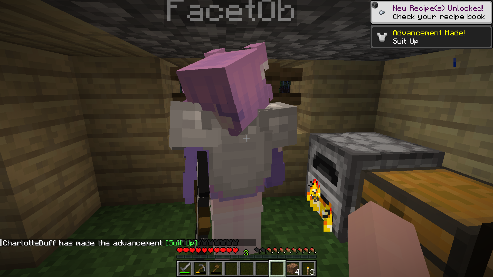 Alice und ich stehen in der kleinen Hütte mit einem Ofen, einer Truhe und einer Werkbank. Die Decke ist nur zwei Blöcke hoch und besteht aus Bruchstein und Birkenholz. Die Wände bestehen aus Birkenholz mit hölzernen Zäunen als Fenster. Alice trägt einen Eisenharnisch. Ich habe soeben den Fortschritt „Suit Up“ erzielt.